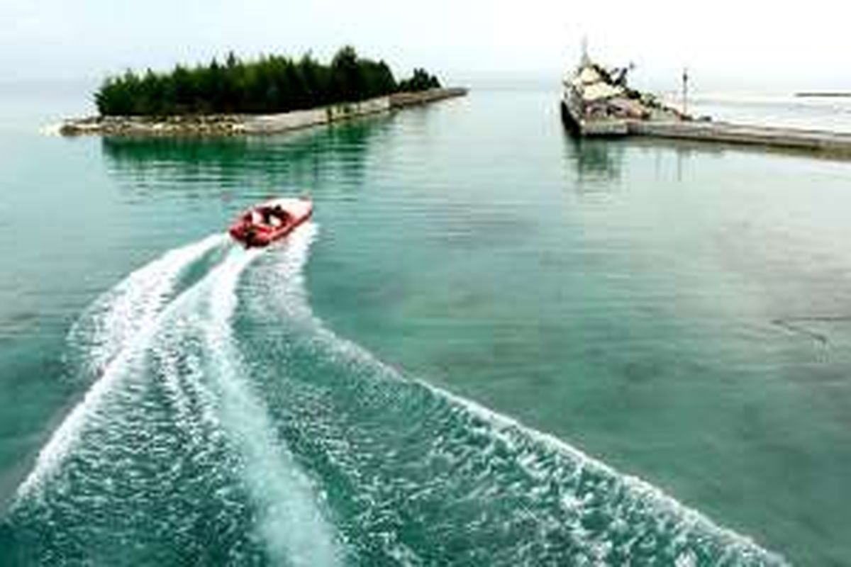 Perahu yang disewakan untuk wisatawan melintas di kawasan pantai Pulau Tidung, Kabupaten Kepulauan Seribu, DKI Jakarta, Kamis (9/6/2016). Sektor pariwisata di Kepulauan Seribu terus berkembang dan menghadirkan mata pencarian bagi warga kepulauan tersebut. 
