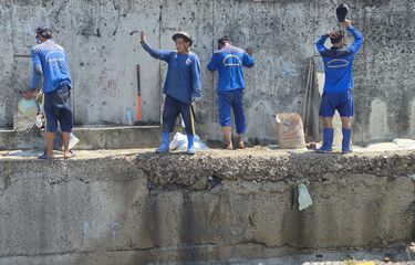 Proses penambalan tanggu laut di Muara Baru, Penjaringan, Jakarta Utara, yang bocor. Jumat (5/12/2025).