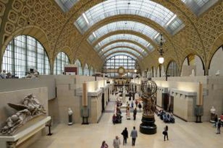 Pengunjung di Musee d'Orsay. Museum ini dibuka tahun 1986 dan merupakan museum dengan koleksi seni Impresionisme dan Post-Impresionisme dari seluruh dunia.