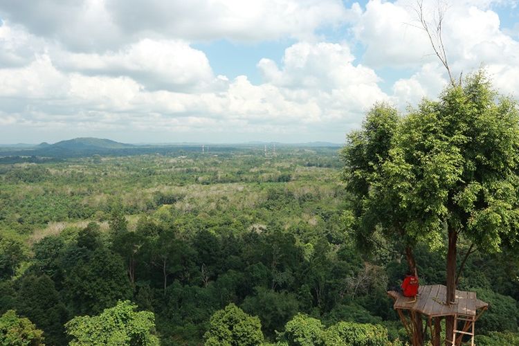 Wisatawan tengah berfoto di obyek wisata Bukit Gebang yang terletak di Desa Nangka, Kecamatan Air Gegas, Kabupaten Bangka Selatan, Kamis (3/8/2017). Obyek wisata Bukit Gebang masih tergolong baru dikembangkan di Pulau Bangka dan menawarkan spot-spot foto nan Instagramable