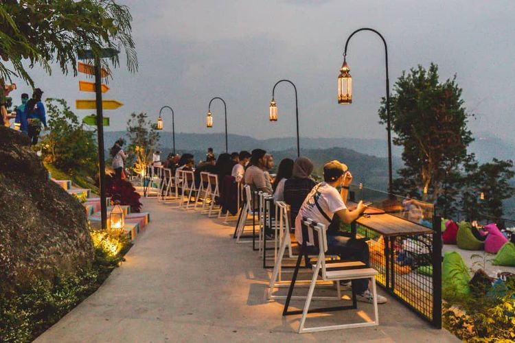 Suasana senja di Obelix Hills.