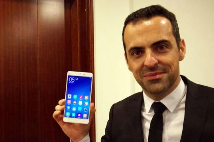 Vice President Global Xiaomi, Hugo Barra memamerkan Mi Note di Beijing, Kamis (15/1/2014).