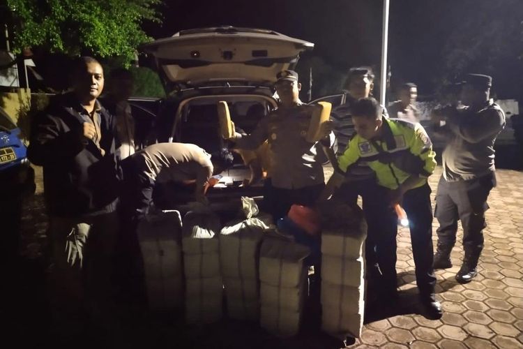 Polres Aceh Besar menemukan sebanyak 150 kilogram ganja kering saat melakukan razia di kawasan Kecamatan Leupung, Aceh Besar.
