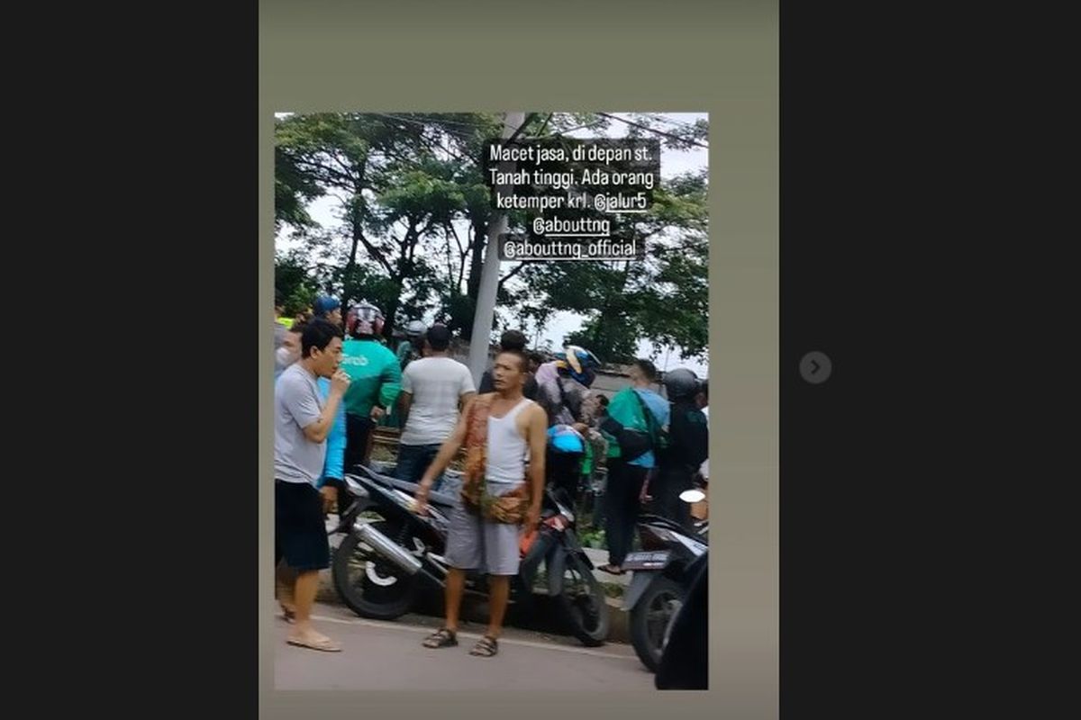  Unggahan soal pengendara motor yang tertabrak KRL di Tangerang ramai di media sosial.