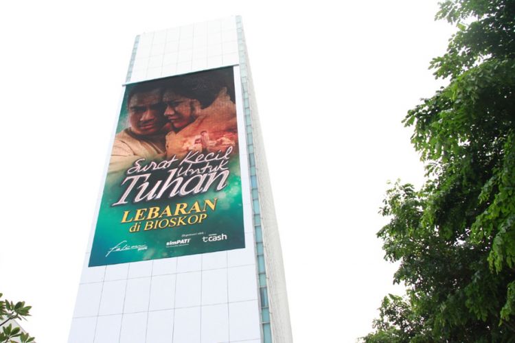 Poster film Surat Kecil untuk Tuhan pada videotron di gedung Plaza Sentral, Jalan Jenderal Sudirman, Jakarta, Rabu (31/5/2017).