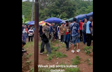 Tangkapan layar video Stasiun Sasaksaat di Kabupaten Bandung Barat, Jawa Barat disebut menjadi sentra kuliner dadakan ketika KA Serayu berhenti.