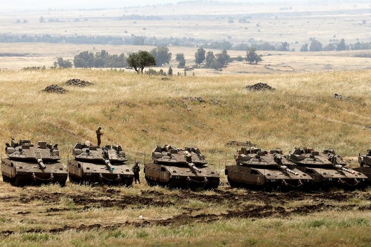 Tank Israel terlihat berada di dekat perbatasan Suriah dengan dataran tinggi Golan yang diduduki militer Israel, pada Mei 2018.
