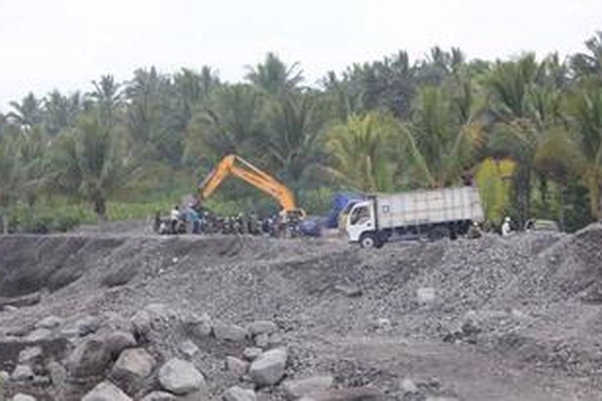Alat berat penambang merusak tanggul penahan lahar dingin di bangunan sayap sabodam di Desa Kaliurang, Kecamatan Srumbung Magelang. 