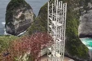 Pembangunan Lift Kaca Kelingking Beach Disetop Sementara, Dipasang Garis Polisi
