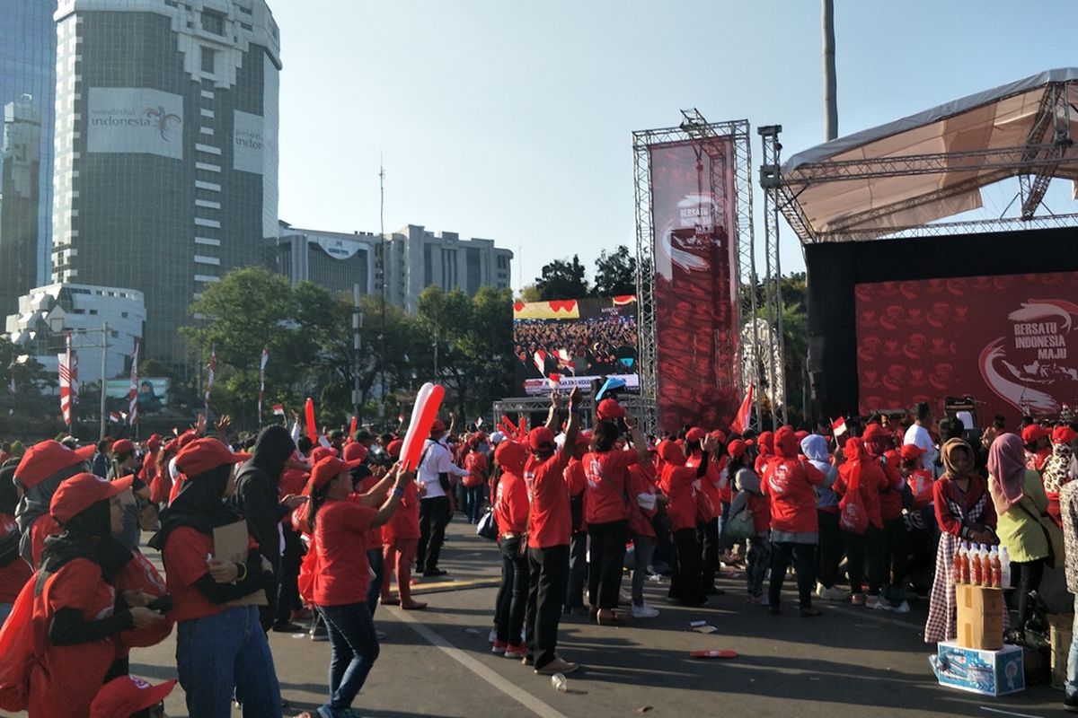 Relawan Joko Widodo-Maruf Amin bertepuk tangan dan bersorak sorai saat menonton bareng (nobar) pelantikan Jokowi-Maruf lewat layar besar di kawasan Monas, Jakarta Pusat, Minggu (20/10/2019).