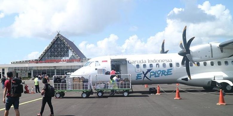 Pesawat Garuda Indonesia tipe ATR72-600 mendarat di Bandara Mathilda Batlayeri, Saumlaki, Maluku Tenggara Barat, Kamis (8/12/2016). Bandara Mathilda Batlayeri memiliki panjang landasan pacu sekitar 1.641 meter dan lebar 30 meter.