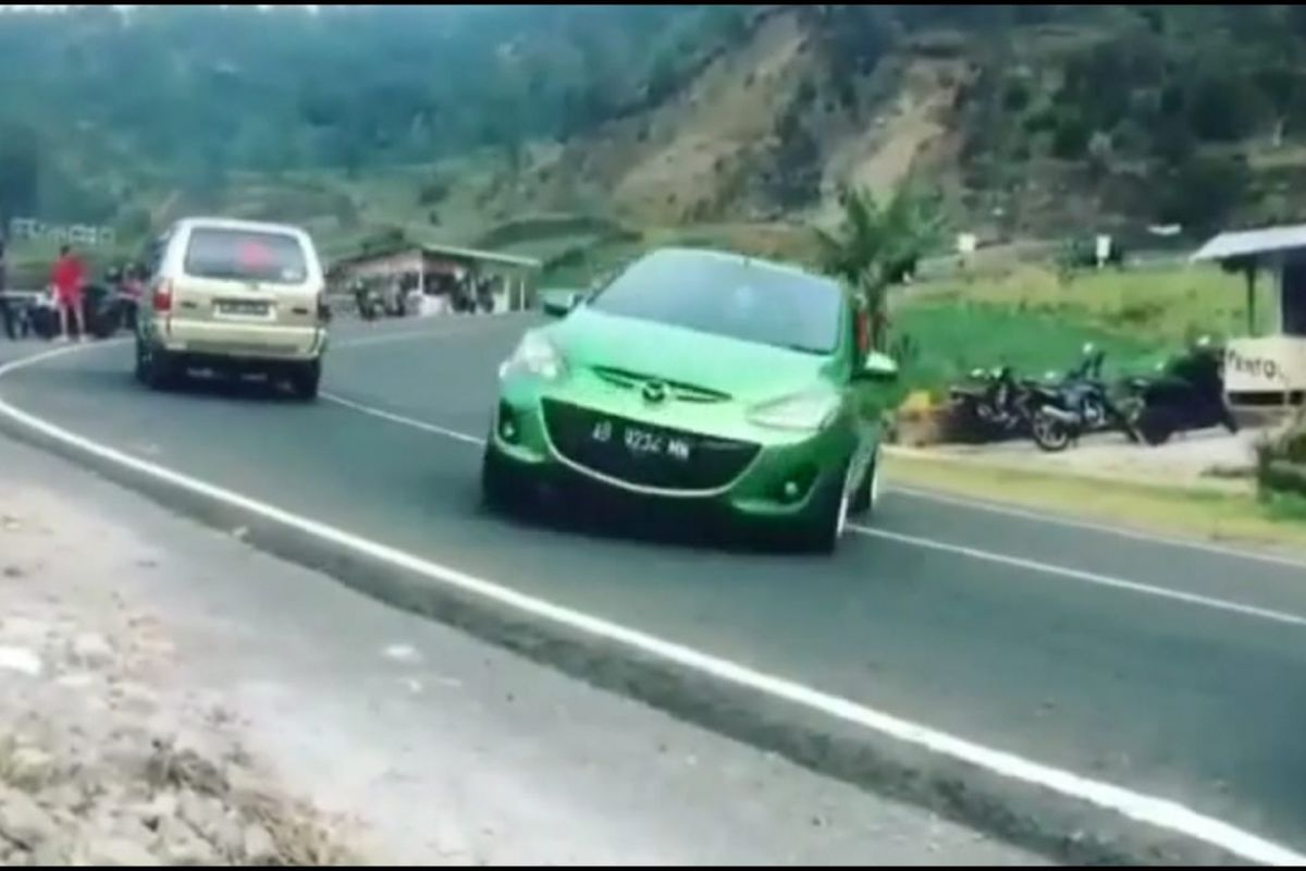 Salah satu cuplikan saat mobil Mazda warna hijau ngedrift di ruas jalan tikungan Tawangmangu, Kabupaten Karanganyar. Aksi mobil ini viral di media sosial, dan langsung ditahan oleh Satlantas Polres Karanganyar, Jumat (19/10/2018).  