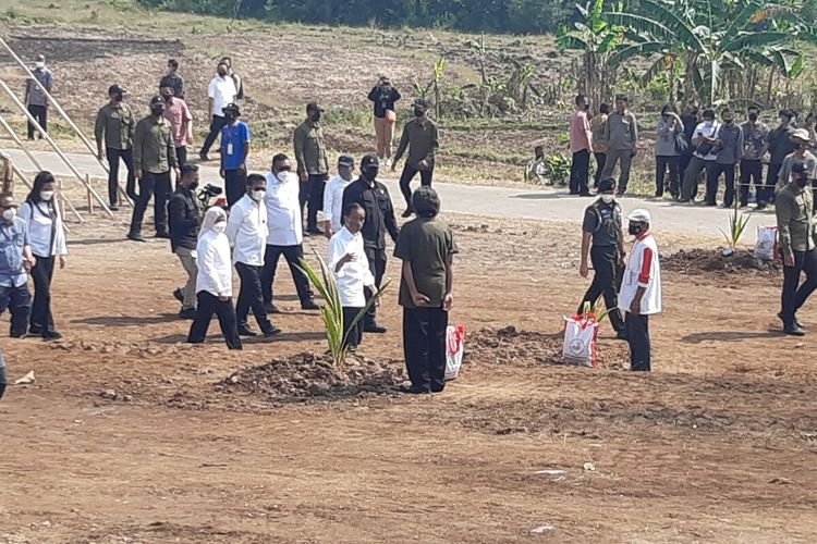 Presiden Jokowi bersama Ibu Negara Iriana Jokowi didampingi Mentan SYL dalam penanaman kelapa genjah di Desa Giriroto, Kecamatan Ngemplak, Kabupaten Boyolali, Jawa Tengah, Kamis (11/8/2022).