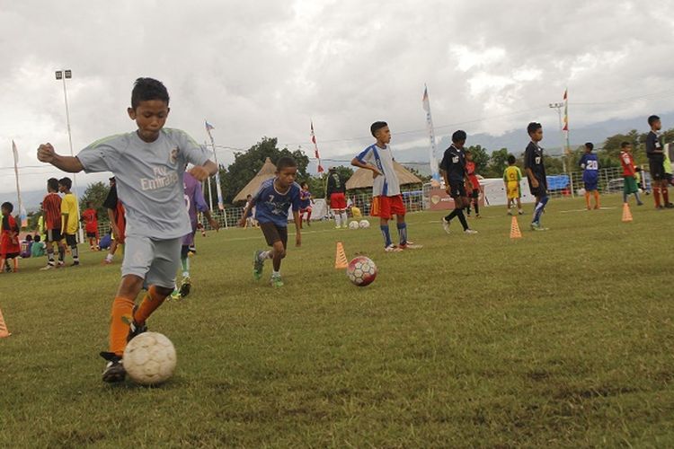 Anak-anak SSB Bintang Timur sedang mengikuti Festival bola Perbatasan di Atambua, Kabupaten Belu, Nusa Tenggara Timur (NTT)