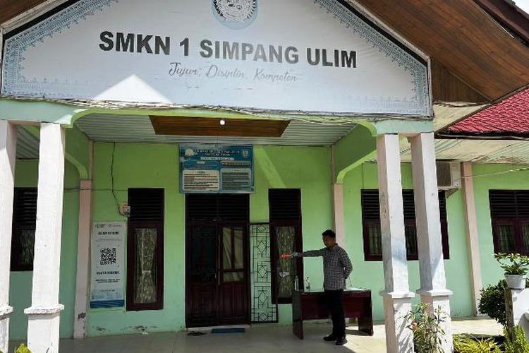 Polisi melakukan penyelidikan kasus pencurian di SMKN 1 Simpang Ulim, Kecamatan Simpang Ulim, Kabupaten Aceh Timur, Minggu (4/2/2024)