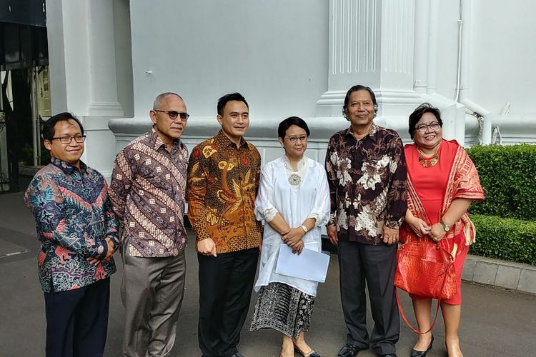 Menteri Luar Negeri Retno Marsudi bersama Indonesian Diaspora Network Global (IDGN) usai bertemu Presiden Joko Widodo di Istana, Jakarta, Senin (3/7/2017).