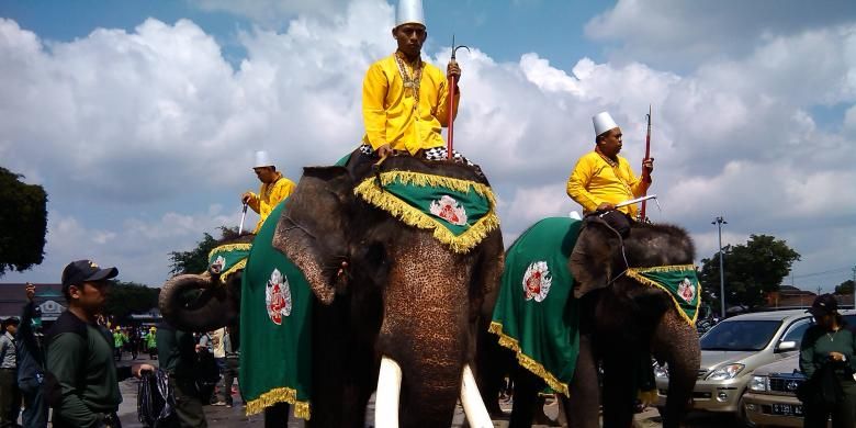 Empat ekor gajah dari kebun binatang gembira loka ramaikan Grebeg Syawal