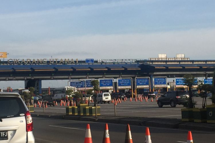 Kondisi arus lalu lintas di Gerbang Tol Cikarang Utama yang terpantau lancar, Minggu (24/12/2017).