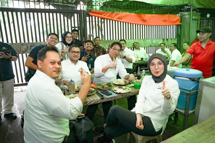 Direktur Jenderal Strategi Ekonomi dan Fiskal Kementerian Keuangan Febrio Nathan Kacaribu, Menteri Keuangan Purbaya Yudhi Sadewa, dan Kepala Pusat Analisis dan Harmonisasi Kebijakan Rahayu Puspasari saat tengah makan siang di warung kaki lima di sebelah Kantor Pusat Ditjen Pajak Kemenkeu, Jakarta, Rabu (1/10/2025).