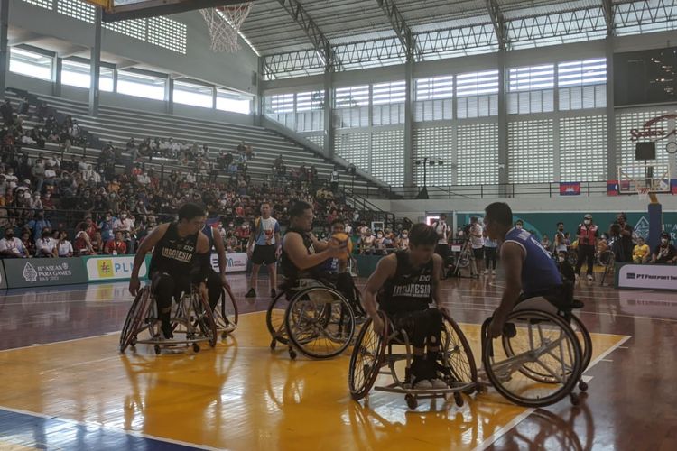 Pertandingan Indonesia vs Kamboja pada perebutan medali perunggu cabang olahraga wheelchair atau basket kursi roda 3x3 putra ASEAN Para Games 2022 yang digelar di Sritex Arena, Minggu (31/7/2022).