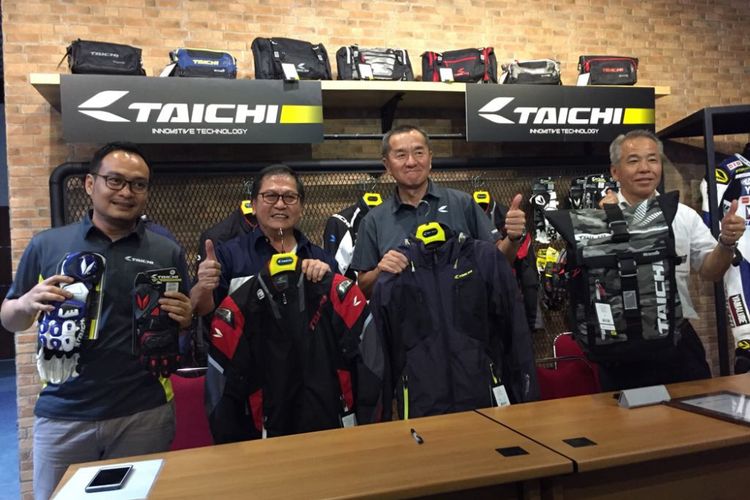 Cargloss Group resmi menjadi distributor tunggal produk perlengkapan berkendara asal Jepang, RS Taichi. Memorandum of Understanding ditandatangani kedua pihak di pabrik Cargloss Group di Citeureup, Jawa Barat, pada Senin (25/6/2018). 