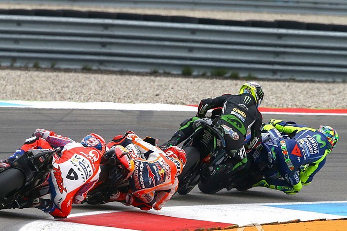 Rossi VS Zarco di Sirkuit Assen