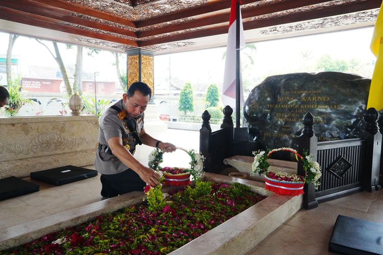 Jelang Hari Bhayangkara ke-80, Kapolri Ziarah ke Makam Gus Dur dan Bung Karno