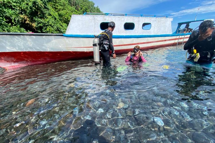 Wisatawan yang sedang bersiap-siap try scuba diving di Lava Flow, Banda Neira, Maluku. 