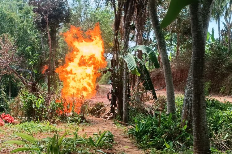 Sumur bor milik warga Desa Kadur, Kecamatan Kadur, Kabupaten Pamekasan, berubah jadi semburan api dimana awalnya menyemburkan air dan gas, Kamis (11/1/2024).
