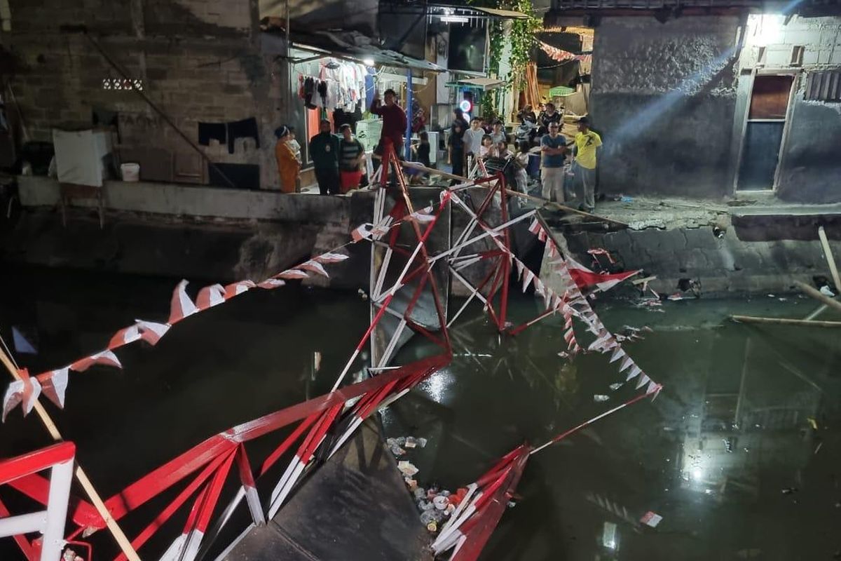 Jembatan warga di RT 011 RW 008 Petojo Utara, Gambir, Jakarta Pusat ambruk karena tak kuat menahan beban warga yang menonton perlombaan 17 Agustus pada Sabtu (22/8/2022).