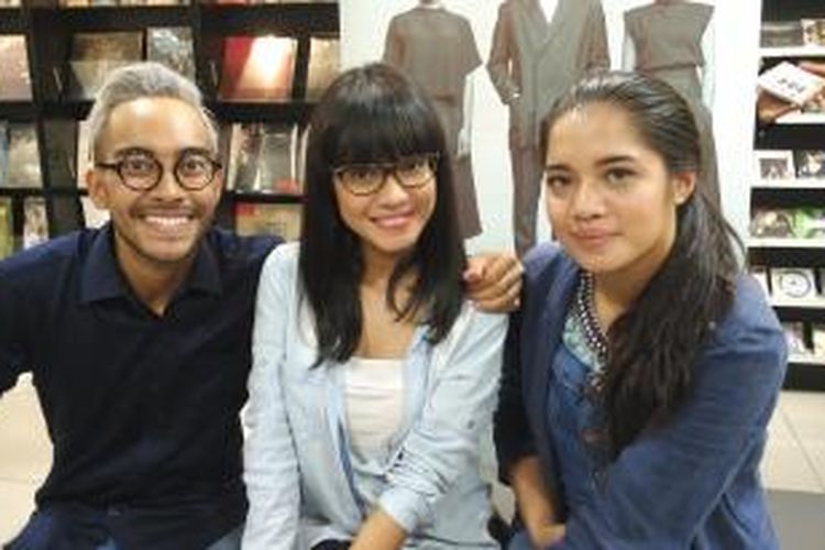 Trio vokal GAC, yang terdiri dari Gamaliel Tapiheru (kiri), Audrey Tapiheru, dan Cantika Abigail (kanan), diabadikan ketika ditemui di kawasan Sarinah, Jakarta Pusat, Rabu (19/8/2015).