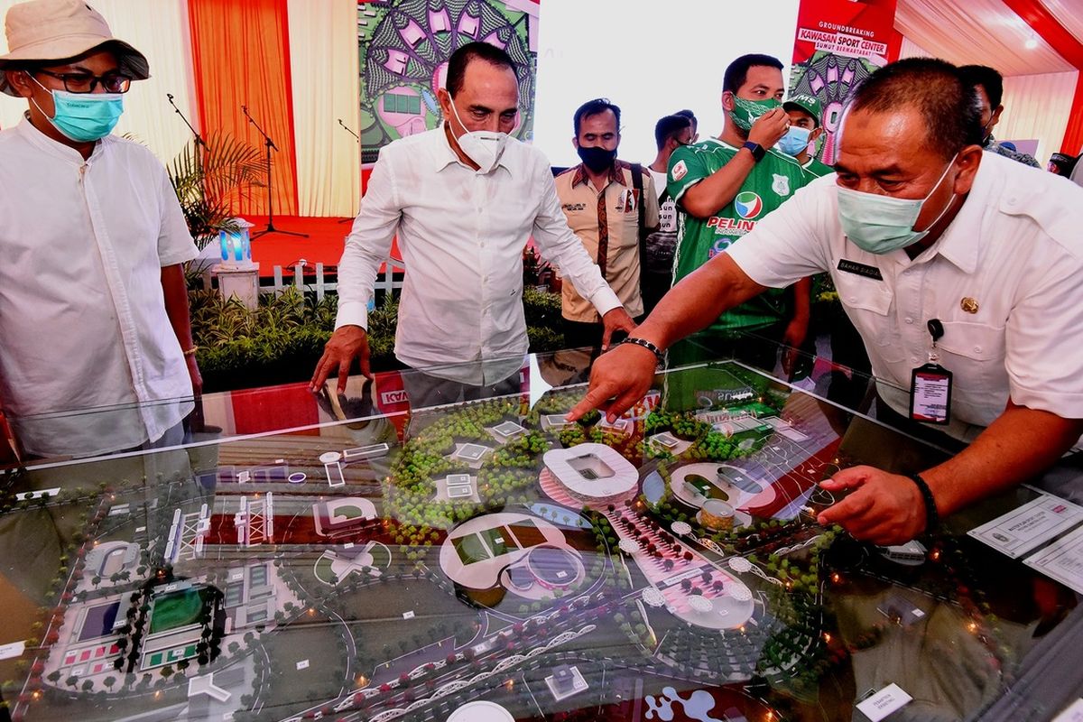 Gubernur Sumut Edy Rahmayadi memperhatikan konsep pembangunan Sport Center Sumut di Jalan Arteri Kualanamu, Desa Sena, Kecamatan Batangkuis, Kabupaten Deliserdang, Sumatera Utara, Jumat (14/8/2020)