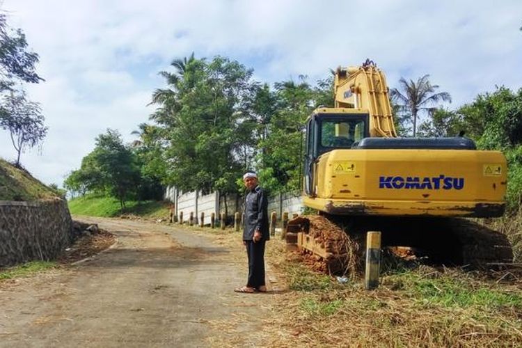 Bupati Purwakarta Dedi Mulyadi saat mengecek gerbang tol Sawit KM 99 400 dan 99 600 Tol Cipularang, beberapa waktu lalu. Dedi berharap gerbang tol darurat tersebut dibuka untuk mengantisipasi kerusakan Jembatan Ciganea. 