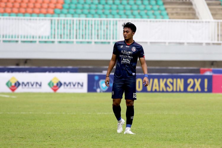 Pemain Arema FC Rizky Dwi saat melawan Bhayangkara FC pada laga pekan 2 Liga 1 2021-2022 yang berakhir dengan skor 1-1 di Stadion Pakansari Bogor, Minggu (12/9/2021) sore.