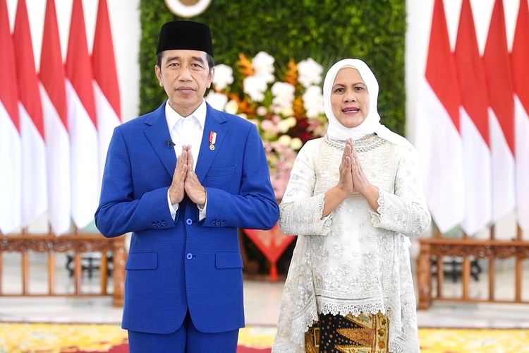 Presiden Joko Widodo beserta Ibu Iriana Joko Widodo menyampaikan ucapan selamat hari Raya Idul Fitri.