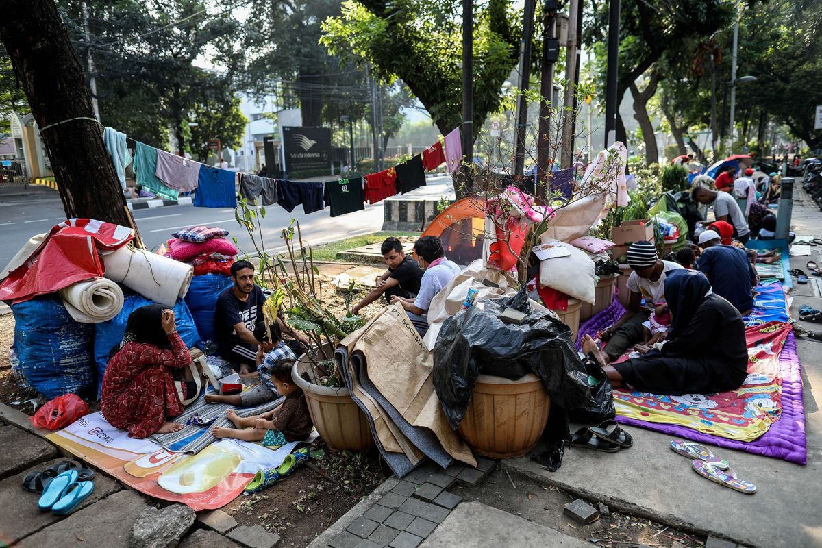 Pencari suaka dari Afganistan, Sudan dan Somalia beraktivitas di Trotoar Kebon Sirih, Menteng, Jakarta Pusat, Sabtu (6/7/2019). Para pencari suaka tersebut menetap di trotoar untuk menuntut kepastian perlindungan dari Komisioner Tinggi PBB untuk Pengungsi atau United Nations High Commissioner for Refugees (UNHCR).