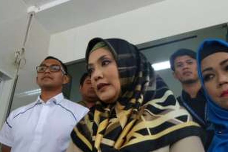 Elma Theana usai memberikan keterangan di Polda Metro Jaya terkait kasus kepemilikan senjata api dengan tersangka Gatot Brajamusti, Kamis (8/9/2016).