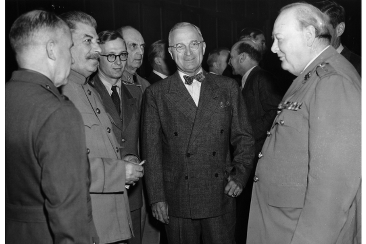 Konferensi Potsdam: Presiden AS Harry S. Truman (tengah), diapit oleh Perdana Menteri Soviet Joseph Stalin (kiri) dan Perdana Menteri Inggris Winston Churchill (kanan), dekat Berlin, Jerman, Juli 1945.
