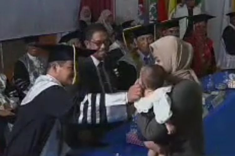 Bayi Andi Nurul Azizah Aziz naik ke atas digendong oleh keluarganya dan disalami oleh rektor dan para dekan fakultas, sejumlah hadirin saat itu ikut bersedih dan menangis, Sabtu (18/3/2023)