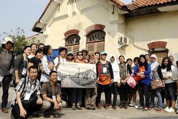 Sahabat Museum yang merupakan komunitas pencinta sejarah dan benda-benda purbakala berpose di depan Meester Cornelis, Jatinegara, Jakarta Timur, Oktober 2014 lalu. 
