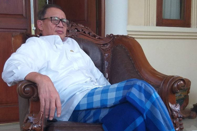 Gubernur Banten Wahidin Halim saat berbincang dengan Kompas.com di rumah dinas gubernur, Kamis (15/5/2019).