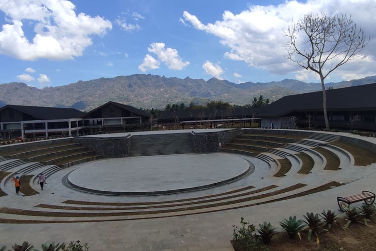 Perbukitan Menoreh dilihat dari lantai dua Kampung Seni Borobudur, Rabu (18/9/2024).