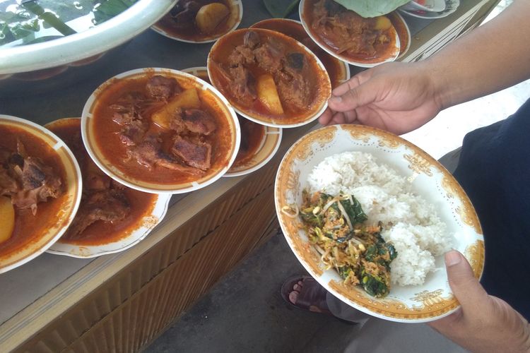 Kari bebek di Warung Mawardi, Jalan Samudera Baru, Kecamatan Banda Sakti, Kota Lhokseumawe, Aceh, Sabtu (13/4/2019).