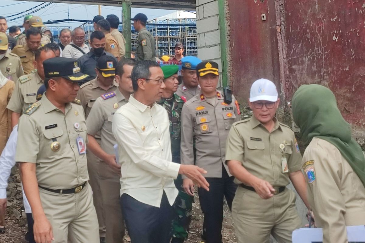 Penjabat (Pj) Gubernur DKI Jakarta, Heru Budi Hartono (tengah), Wali Kota Jakarta Selatan, Munjirin (kiri) dan Kepala Dinas Sumber Daya Air (SDA) Yusmada Faizal (kanan) sedang mengunjungi Rawajati, Pancoran, Jakarta Salatan, Senin (8/5/2023). Lokasi ini menjadi salah satu wilayah yang terkena program Normalisasi Kali Ciliwung. 