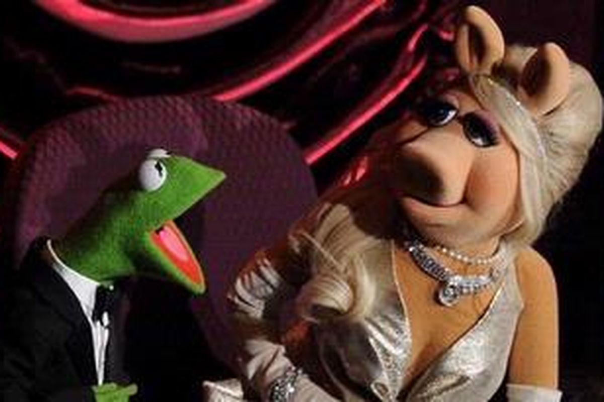 Miss Piggy dan Kermit The Frog tampil di pentas Academy Awards 2012, yang digelar di Hollywood & Highland Center, Hollywood (California, AS), Minggu (26/2/2012) malam waktu setempat.