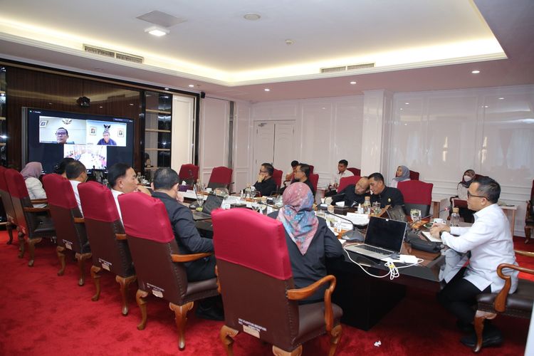 Menteri Pendayagunaan Aparatur Negara dan Reformasi Birokrasi (Menpan-RB) Abdullah Azwar Anas saat memimpin rapat tematik mengenai rekrutmen calon aparatur sipil negara (CASN) di Kantor Kemenpan-RB, Jakarta, Selasa (30/4/2024).
