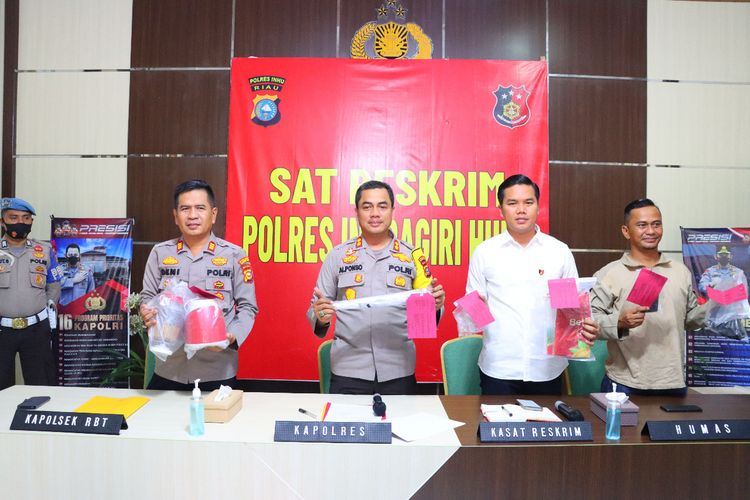 Polres Inhu saat menggelar konferensi pers penangkapan dua remaja pembunuh ibu dan bayinya, di Desa Pematang Jaya, Kecamatan Rengat Barat, Kabupaten Inhu, Riau, Sabtu (24/12/2022).