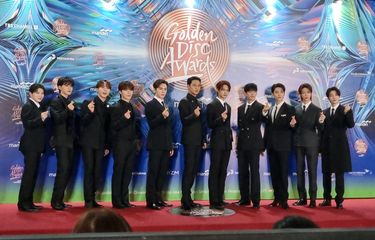 Boy group SEVENTEEN saat berpose di sesi red carpet Golden Disc Awards 2024 di Jakarta International Stadium (JIS), Sabtu (6/1/2024).
