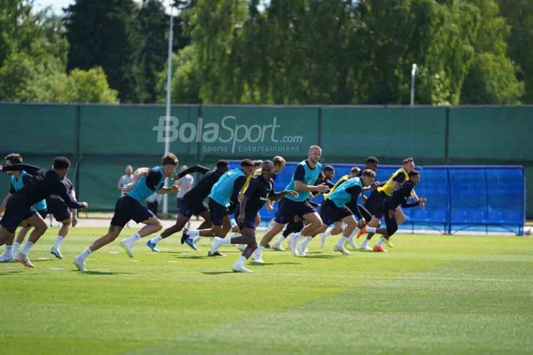 Suasana latihan terbuka timnas Inggris di Zelenogorsk, Rusia, berlangsung ceria di bawah terpaan sinar matahari hangat. 