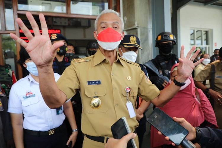 Gubernur Jawa Tengah Ganjar Pranowo saat mengecek suasana arus balik di Stasiun Poncol Semarang, Senin (9/5/2022)